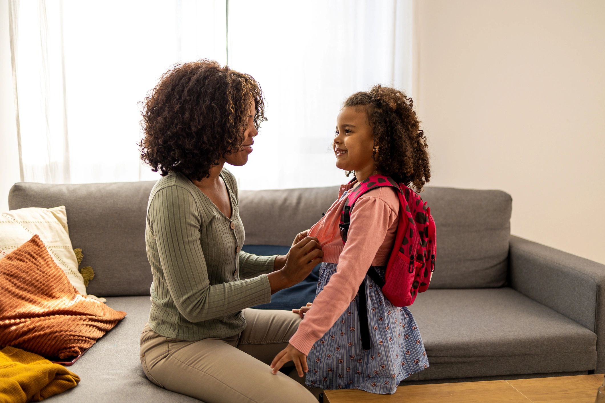 Madre e hija preparándose para una experiencia escolar positiva