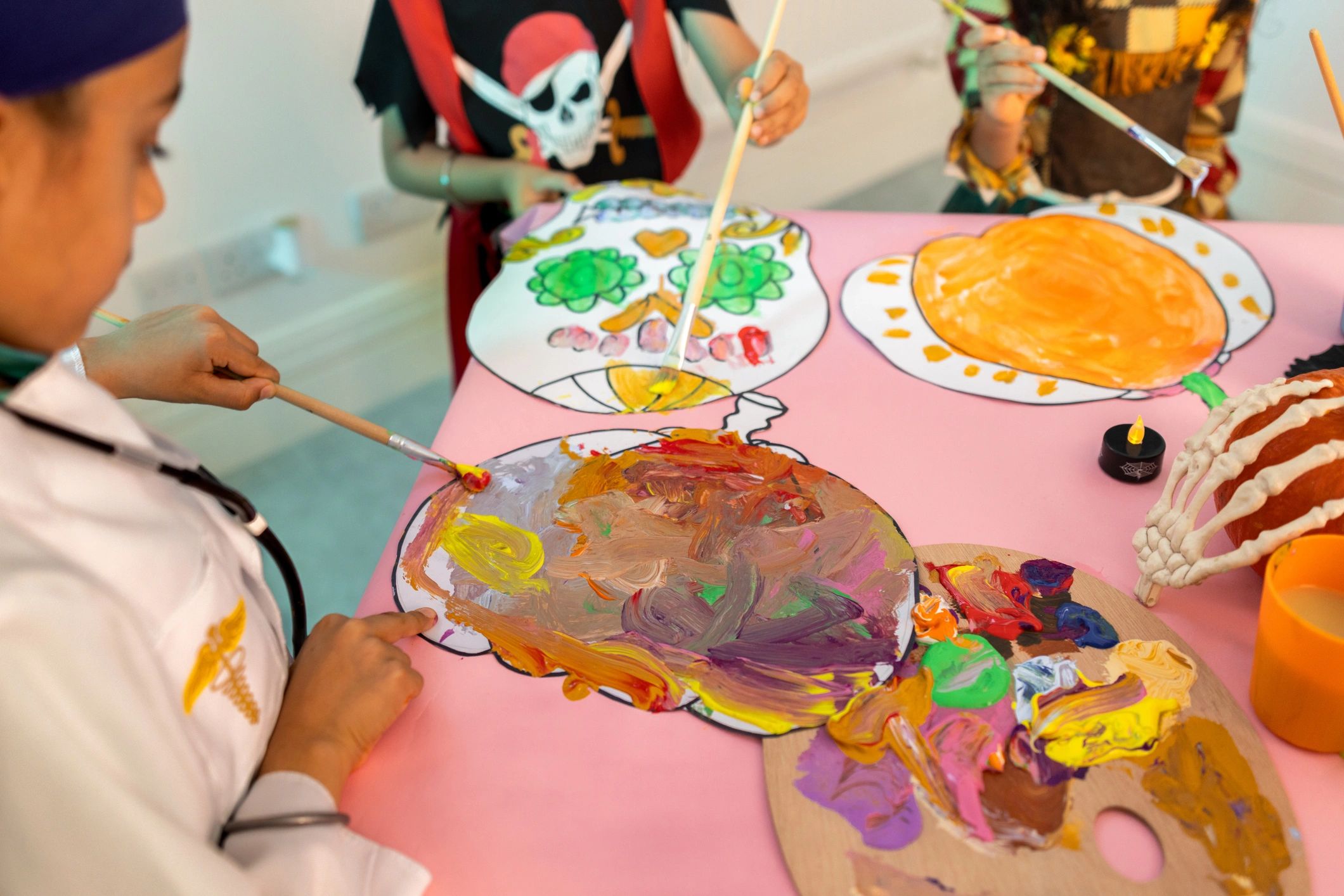 Niños realizando una actividad de pintura colorida
