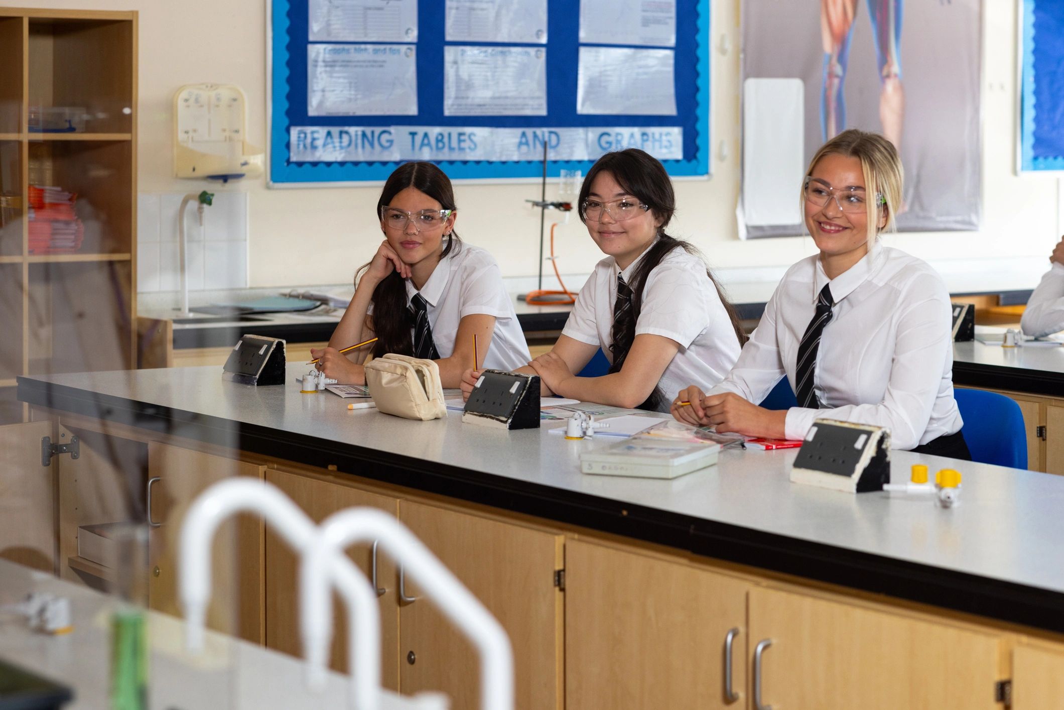 Niñas participando en una clase de ciencia con entusiasmo
