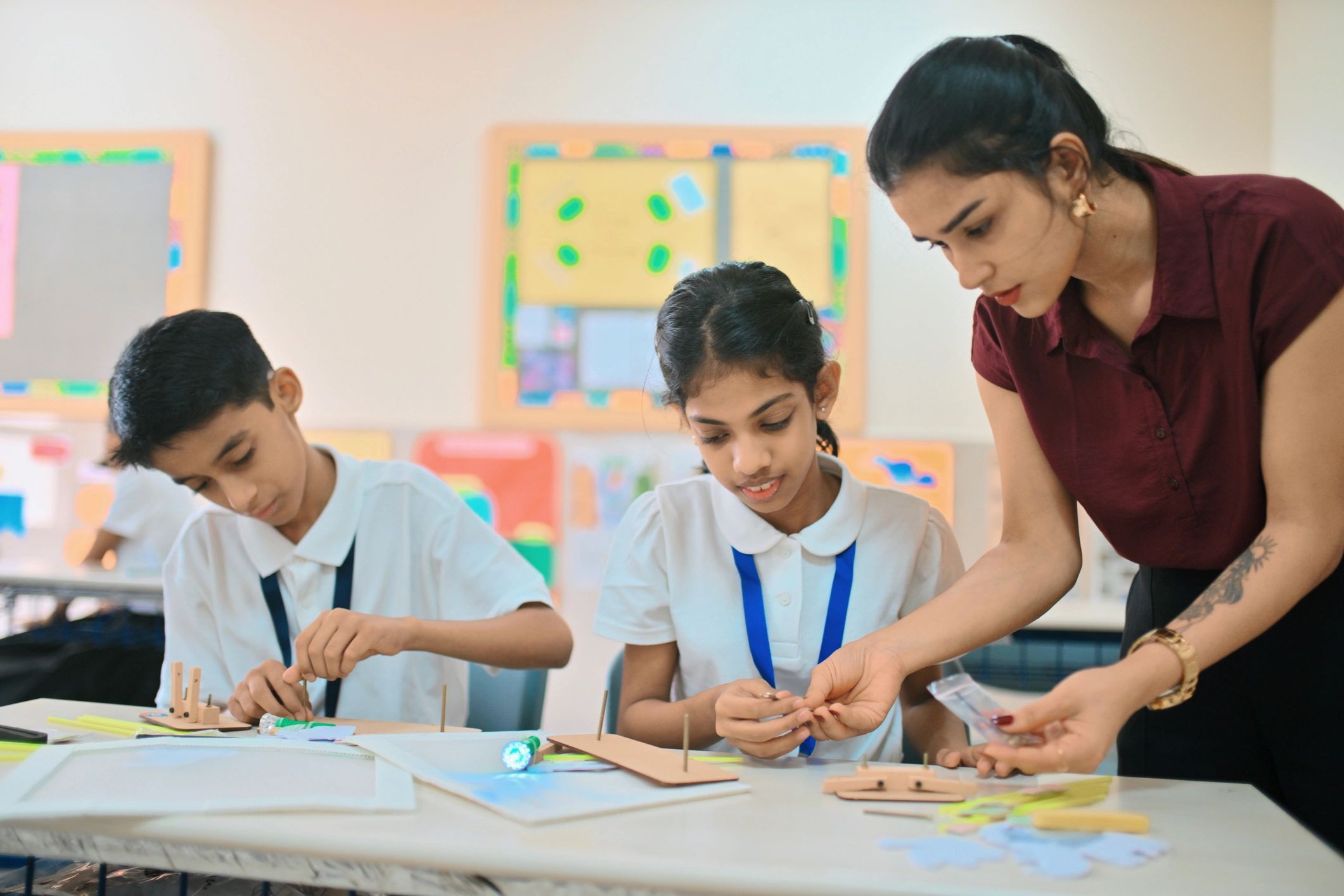 Docente guiando a estudiantes en una actividad STEM práctica