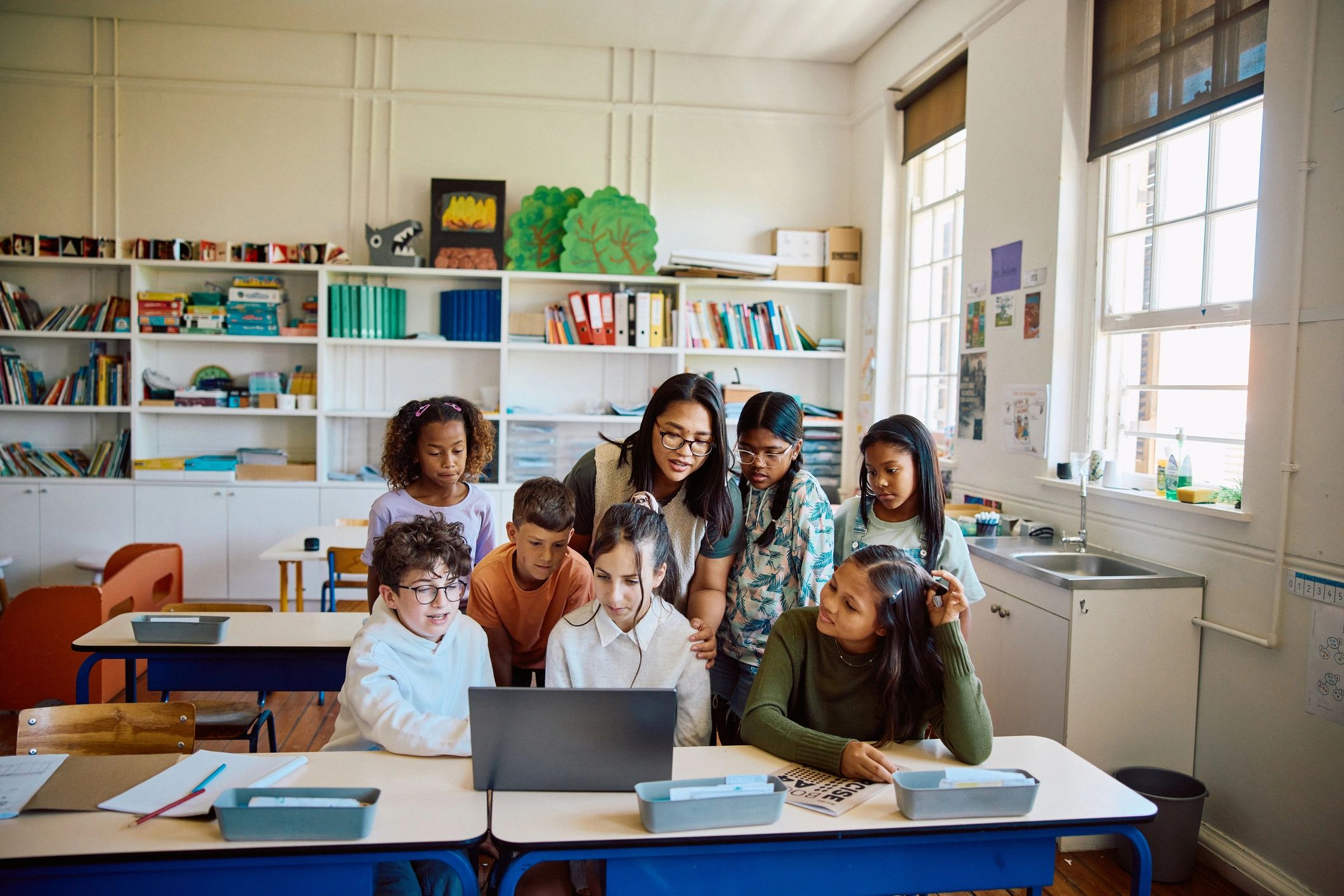 Niños participando en un taller educativo creativo con acompañamiento docente