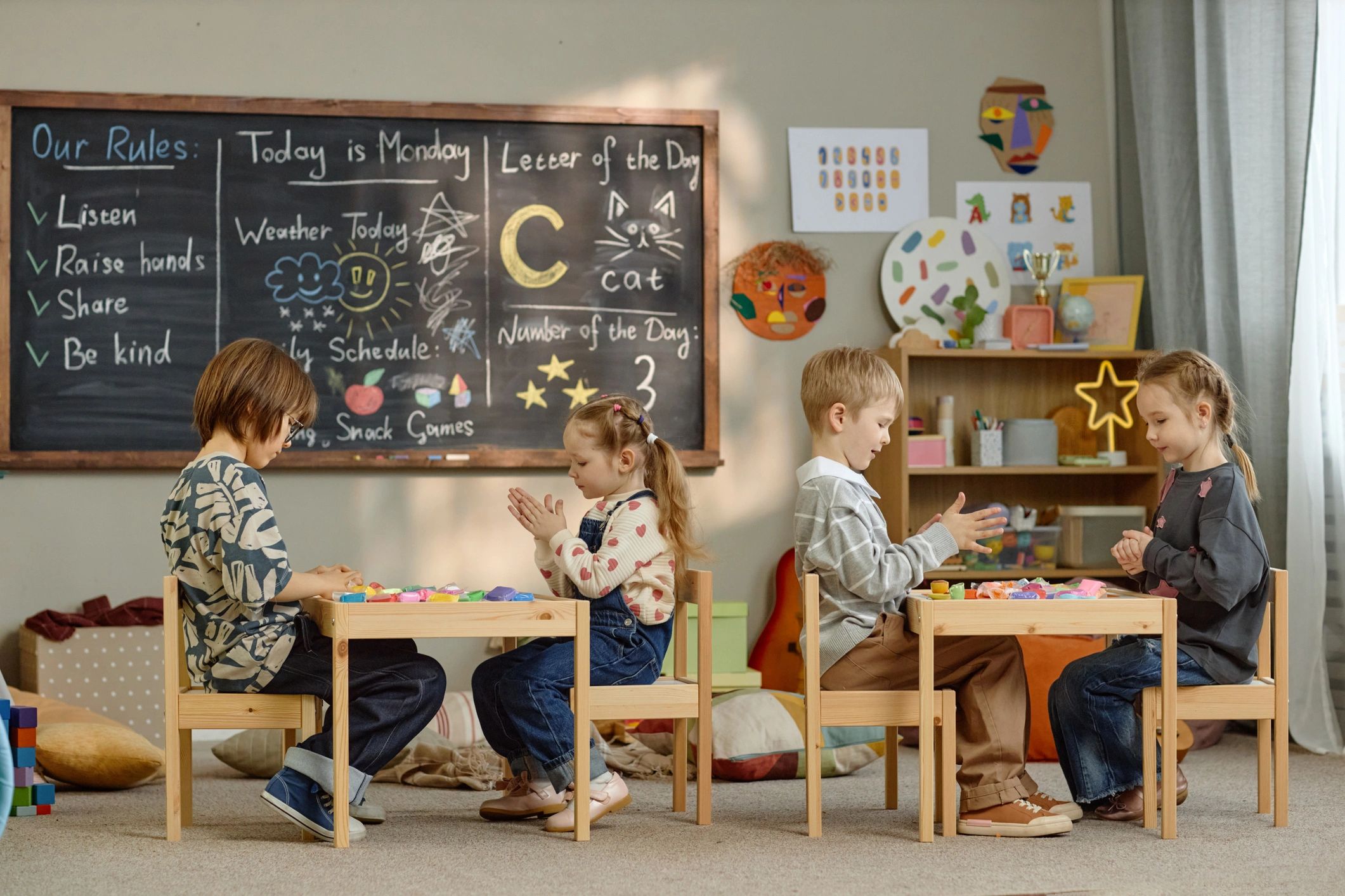 Niños aprendiendo con materiales educativos en el aula
