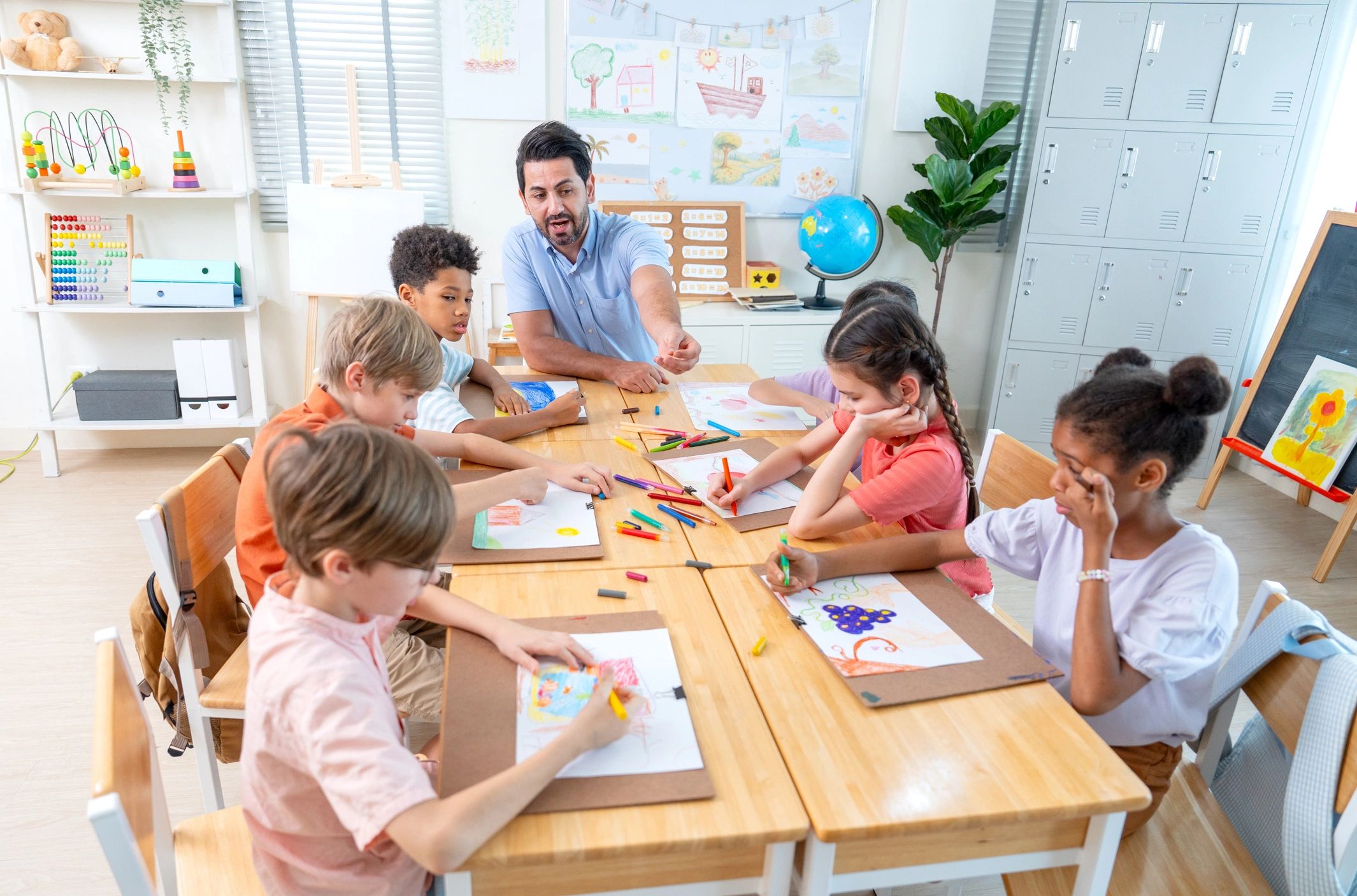 Niños en taller creativo de pintura con maestra