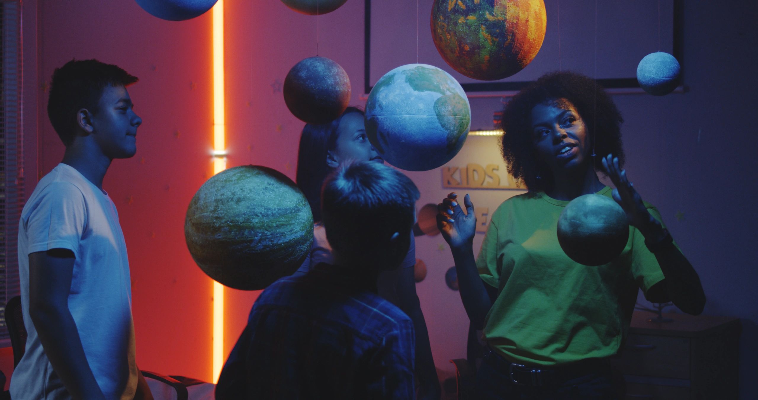 Niños aprendiendo sobre astronomía con modelos de planetas
