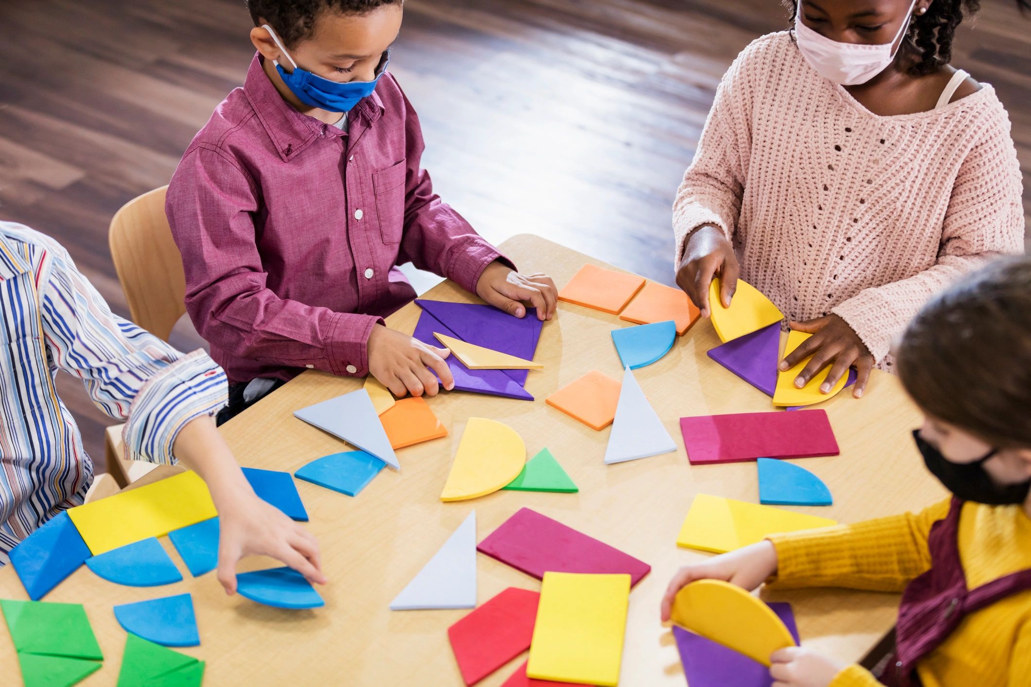 Niños participando en una actividad de construcción creativa