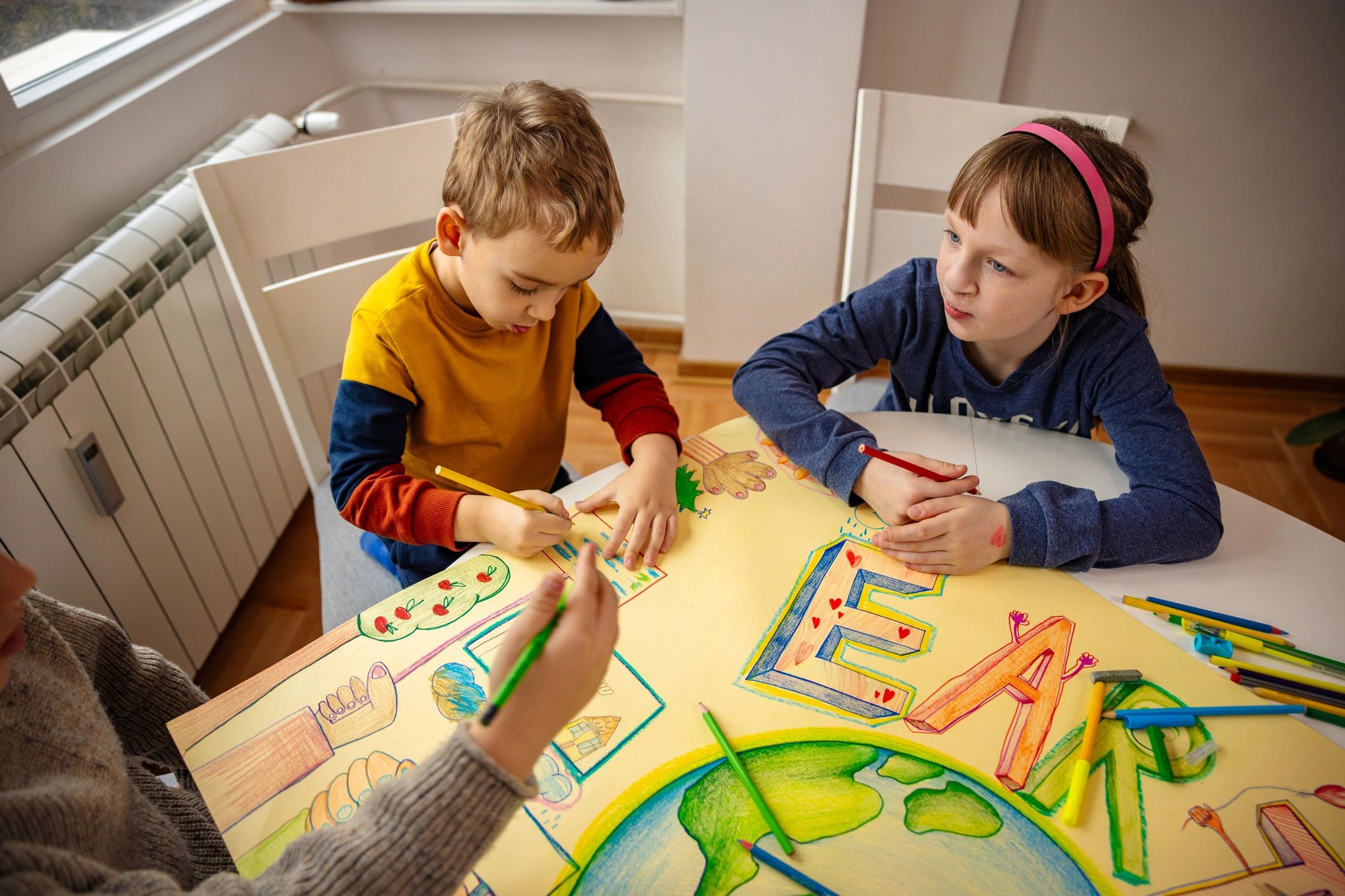 Grupo de niños creando arte en un ambiente educativo