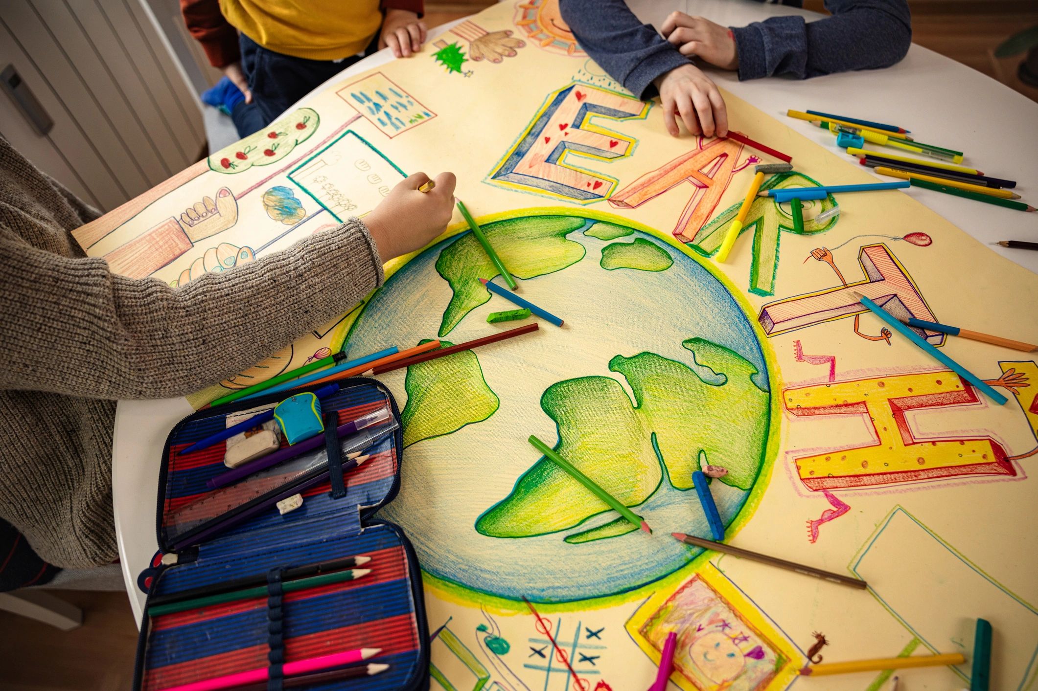 Docente guiando a niños en una actividad artística educativa