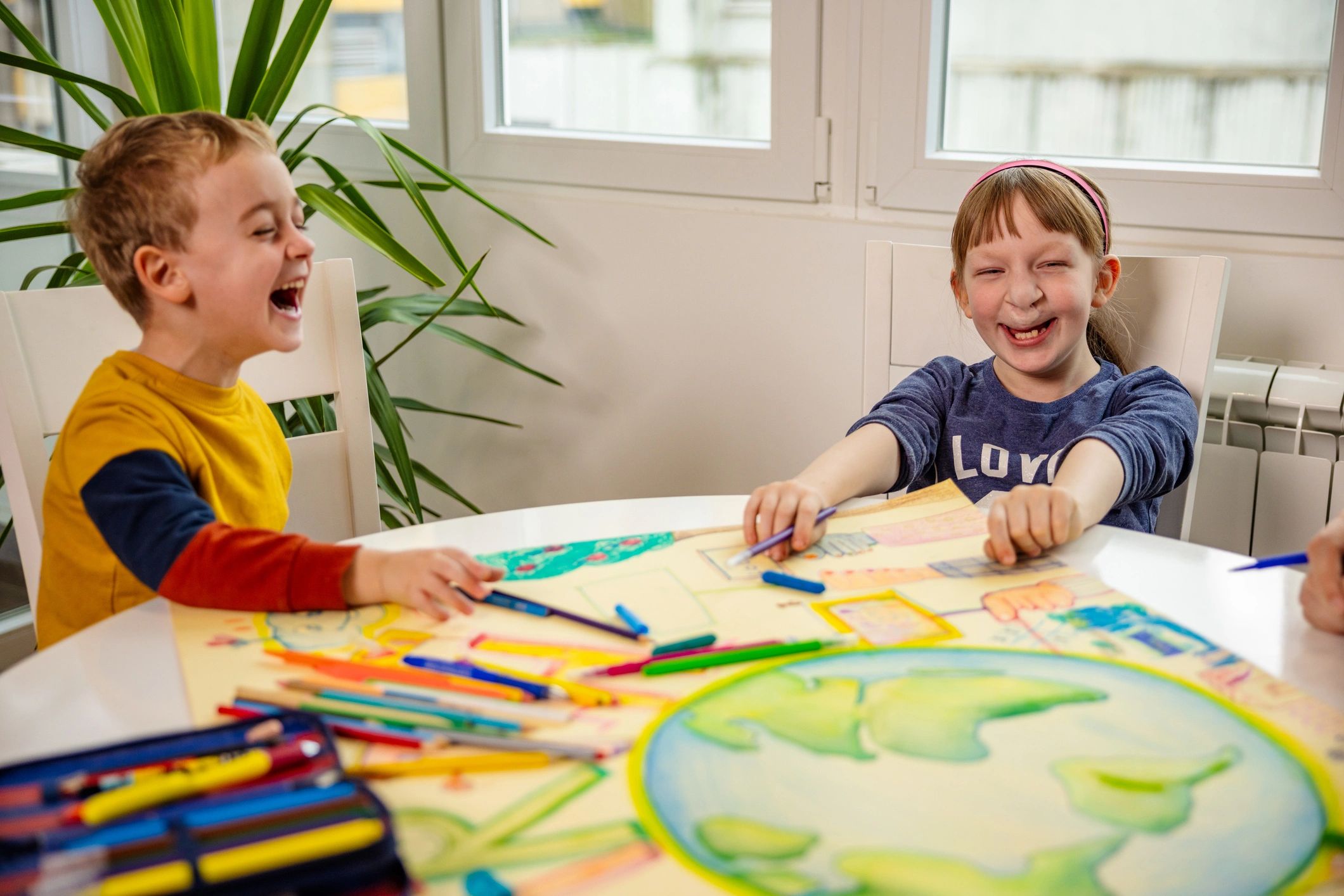 Niños participando en una actividad artística creativa y educativa
