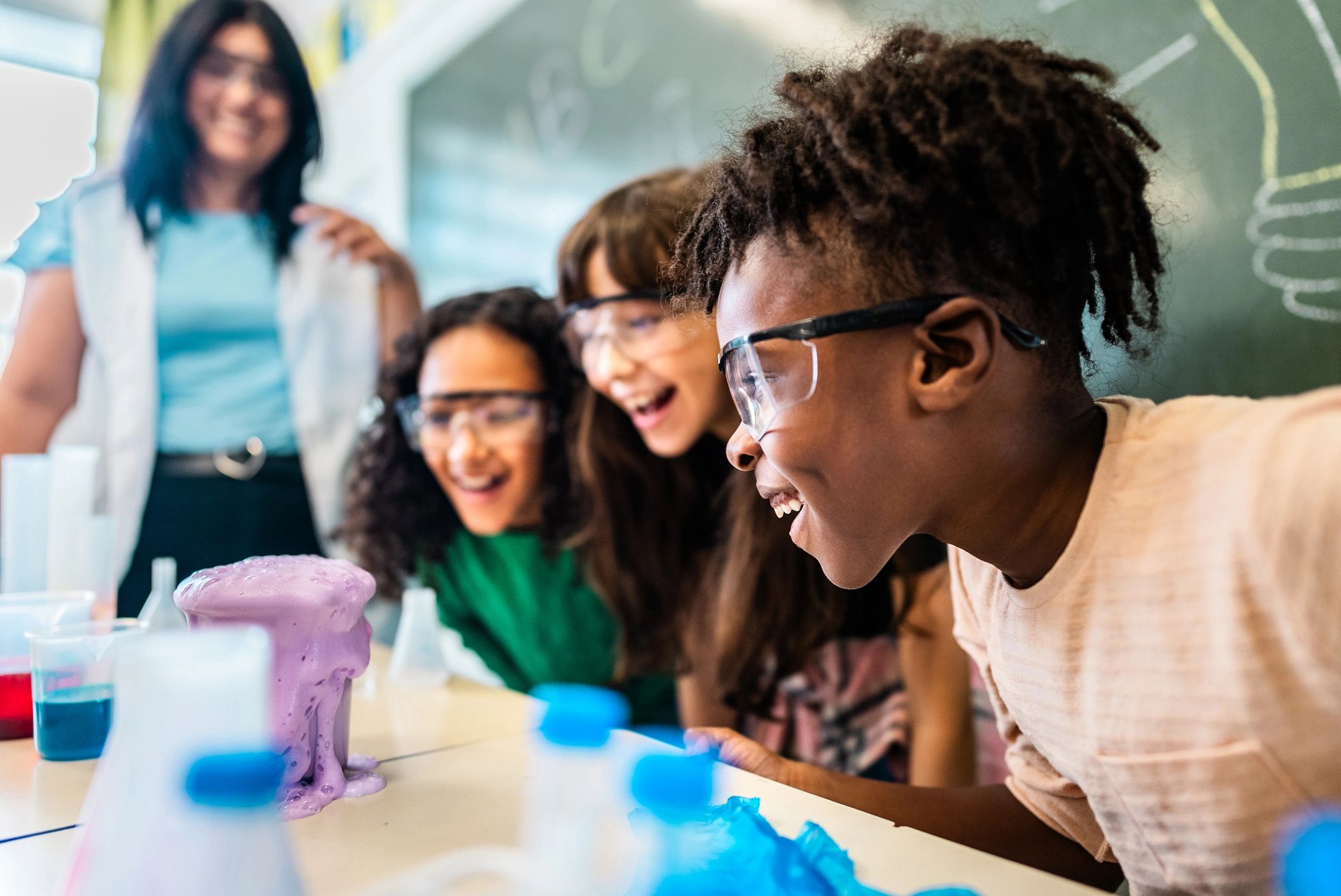 Estudiantes haciendo un experimento de ciencias en el aula