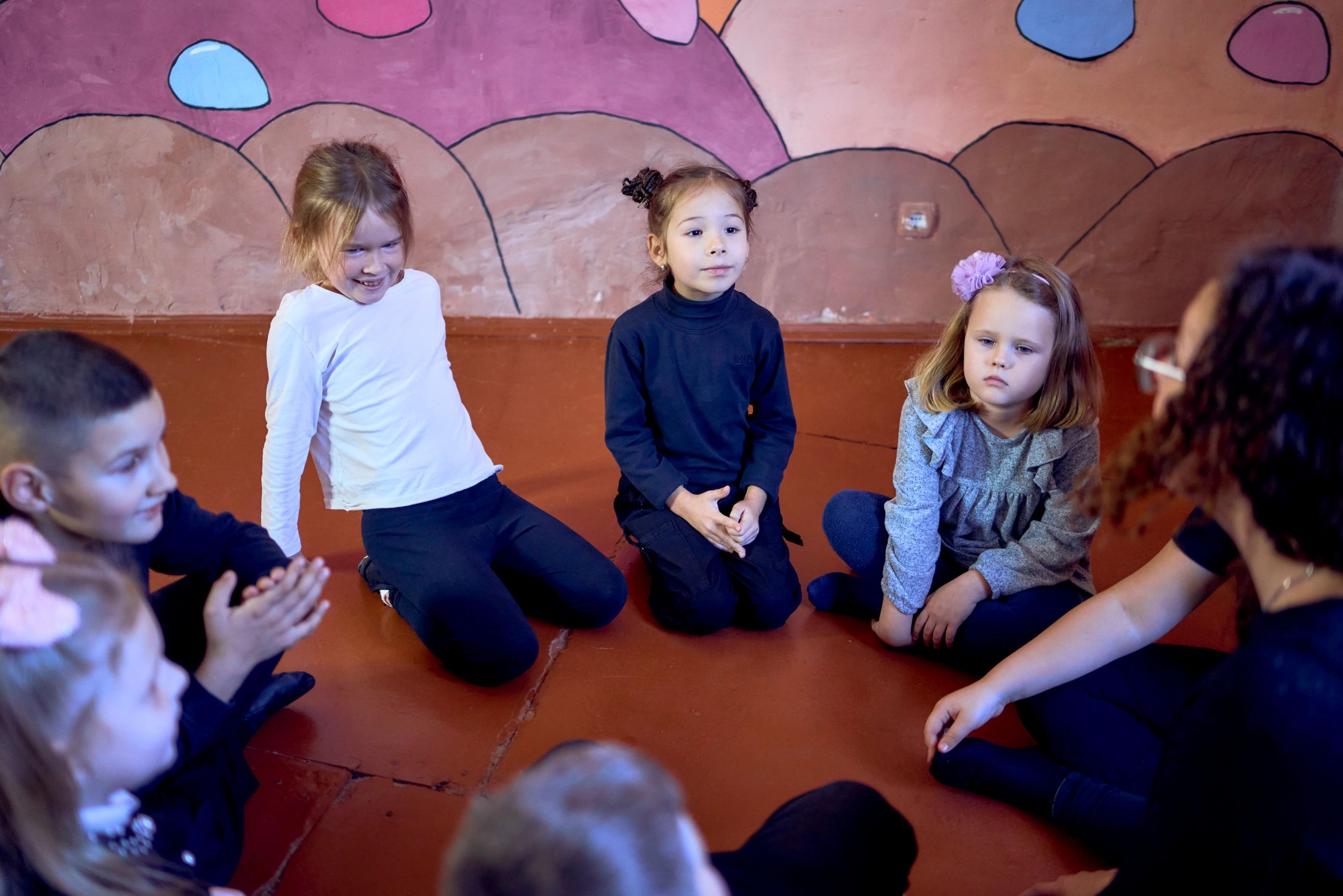 Niños en clase de actuación extracurricular