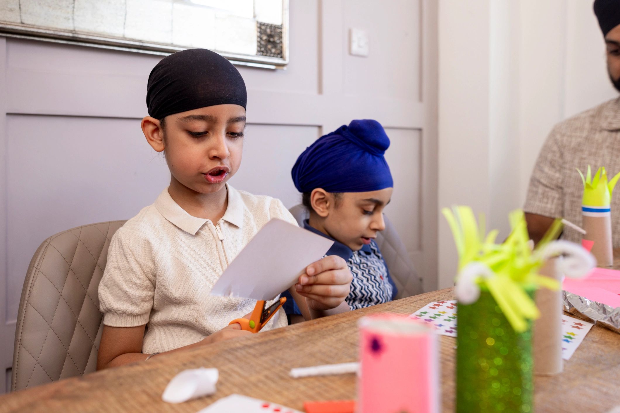 Niños realizando una actividad artística guiada