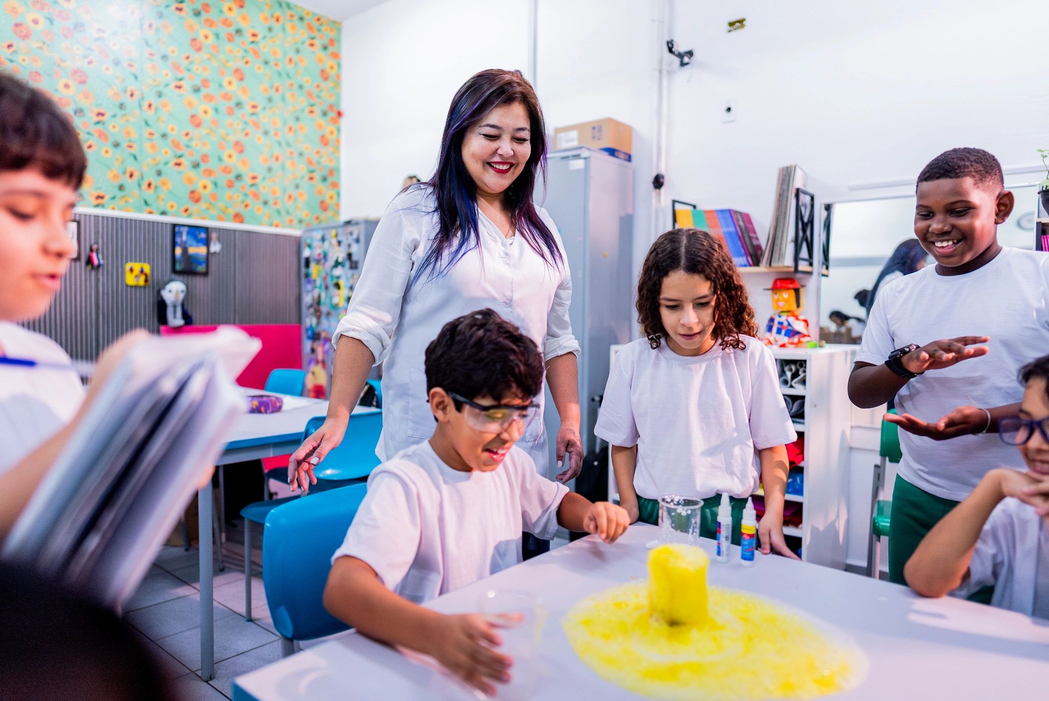 Niños explorando ciencia y arte en el curso de verano STEAM
