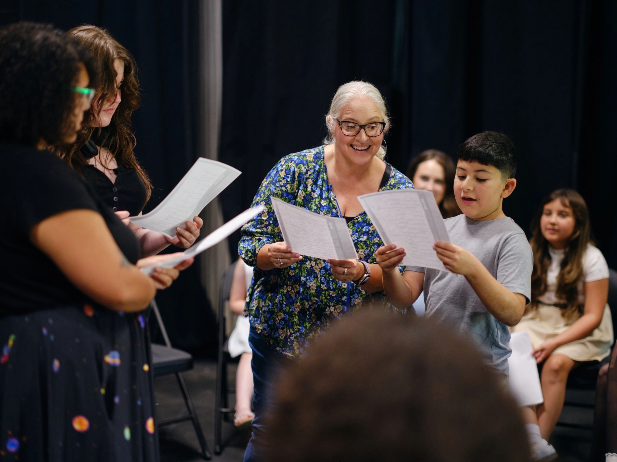 Grupo ensayando una obra de teatro