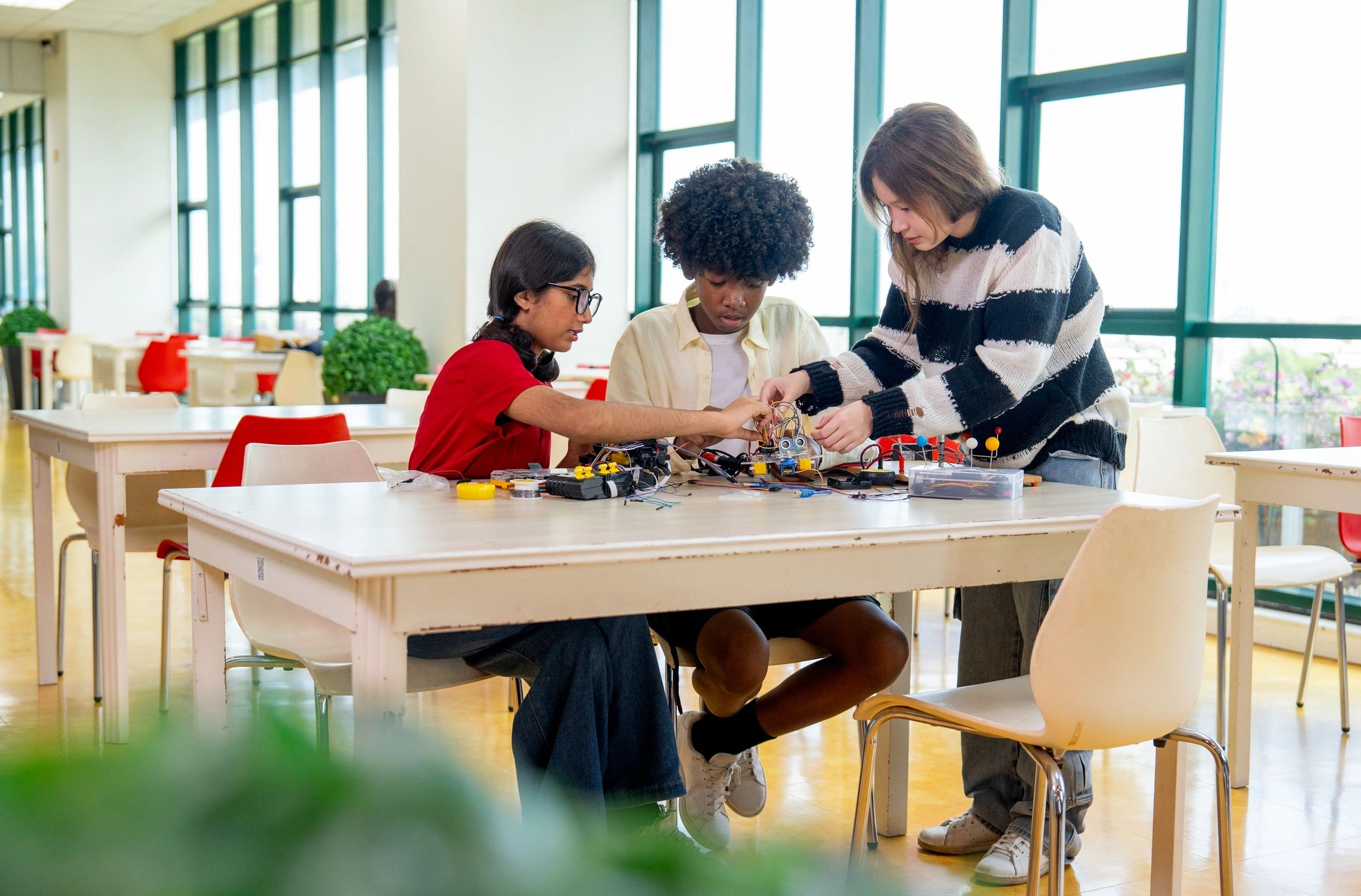 Niños construyendo un robot espacial