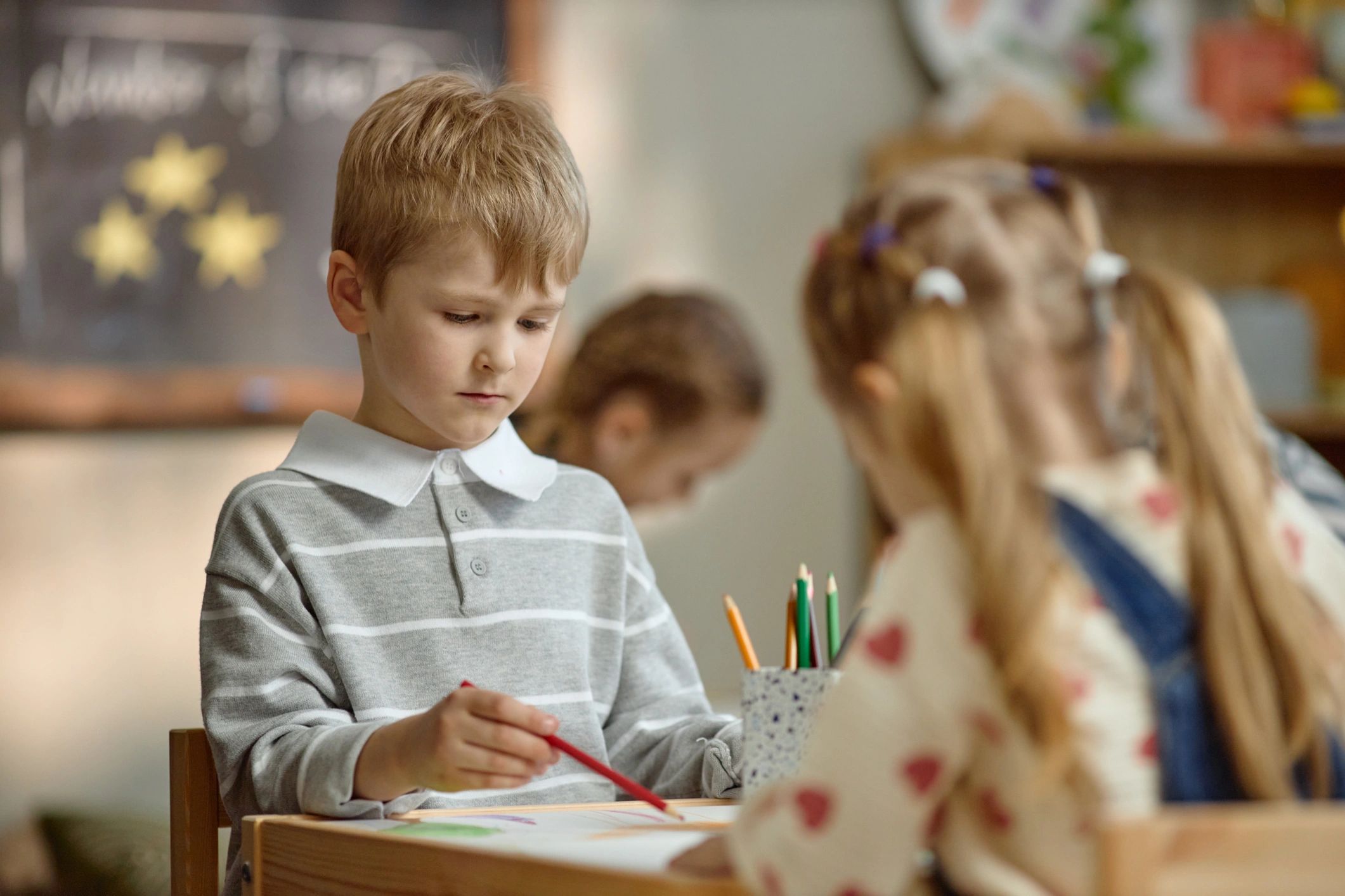 Niño dibujando e ilustrando observaciones científicas